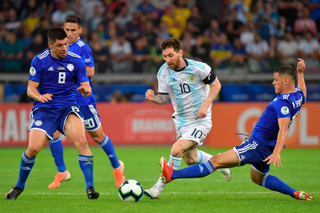 Bermain di Stadion Mineirao, pemain kedua kesebelasan saling berbalas serangan di awal laga. Lionel Messi yang menjadi motor bagi Argentina kesulitan menembus area gawang lawan karena ketatnya penjagaan para pemain belakang Paraguay.