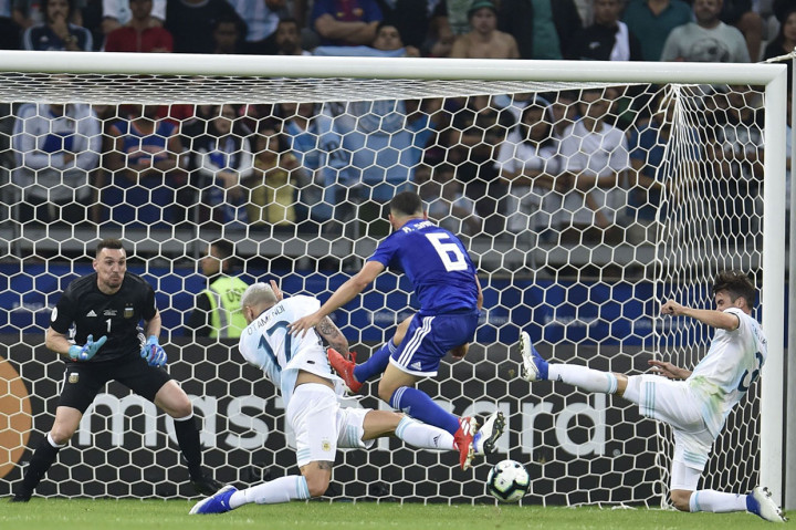 Menit ke-37 Paraguay akhirnya berhasil memecah kebuntuan terlebih dahulu lewat tendangan voli Richard Sanchez meneruskan umpang silang Miguel Amiron.