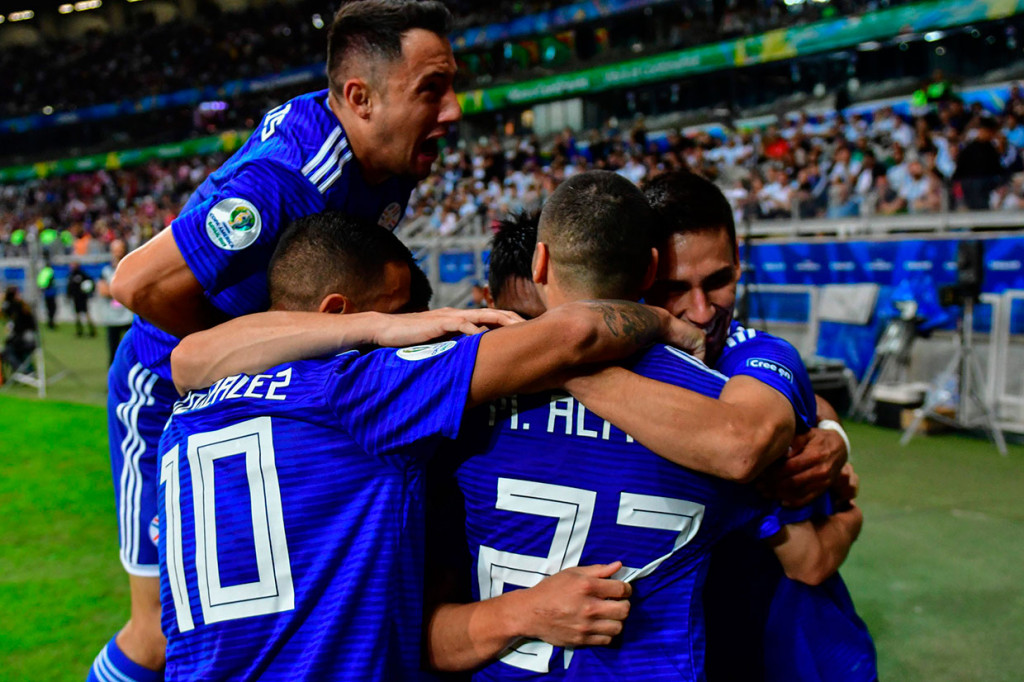 Gol Richard Sanchez disambut gembira rekan-rekan setimnya.