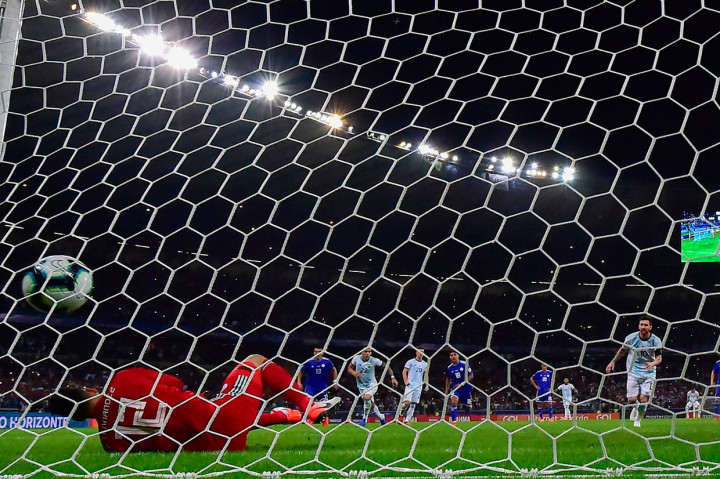 Argentina akhirnya berhasil menyamakan kedudukan lewat eksekusi penalti Lionel Messi pada menit kep-57. Penalti diberikan setelah Ivan Piris handball.
