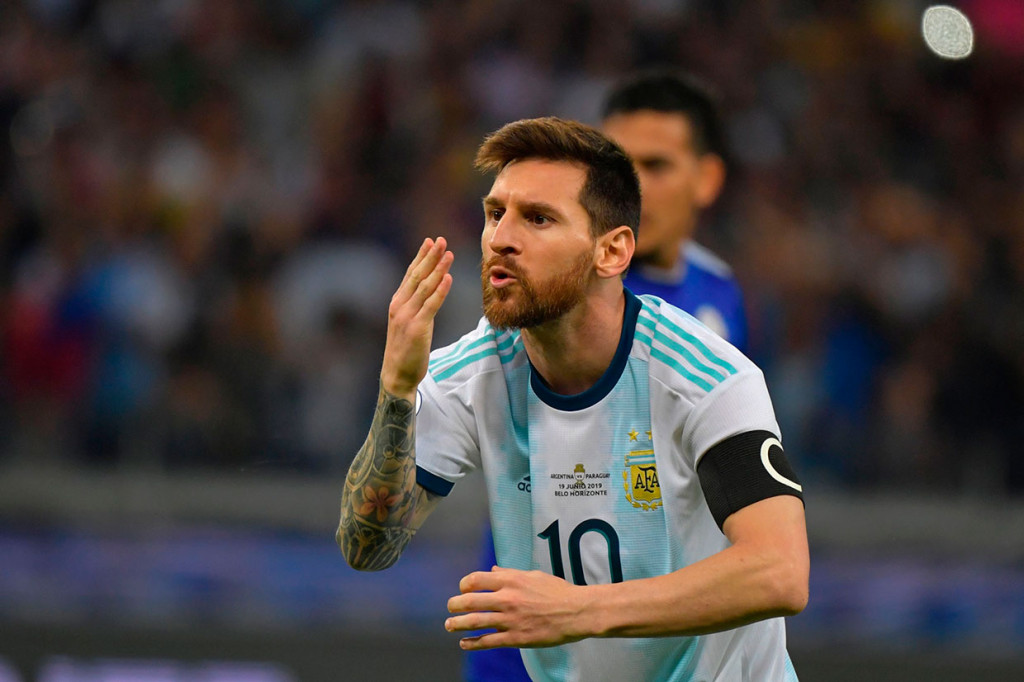 Messi melakukan selebrasi usai menjebol gawang Roberto Fernandez.