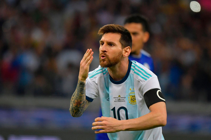 Messi melakukan selebrasi usai menjebol gawang Roberto Fernandez.