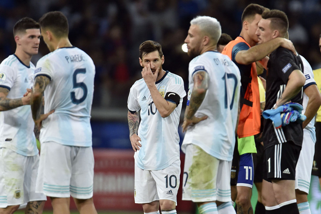 Tidak ada tambahan gol lagi hingga laga usai yang membuat Argentina tak beranjak dari dasar klasemen dengan mengemas satu poin dari dua laga. Sementara itu Paraguay di peringkat kedua dengan dua poin.