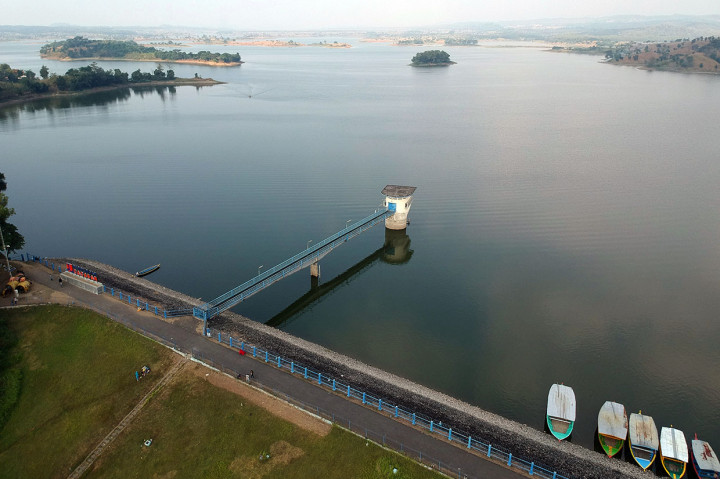 Foto udara Waduk Cacaban yang volume airnya menyusut di Kabupaten Tegal, Jawa Tengah, Rabu, 19 Juni 2019.