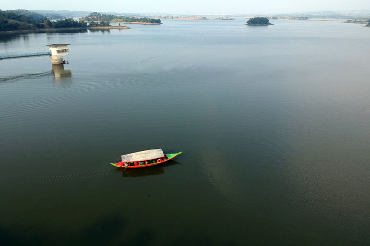 Menyusutnya volume air Waduk Cacaban mengancam berkurangnya pasokan air ke 7.400 hektar areal persawahan di wilayah Pantura.