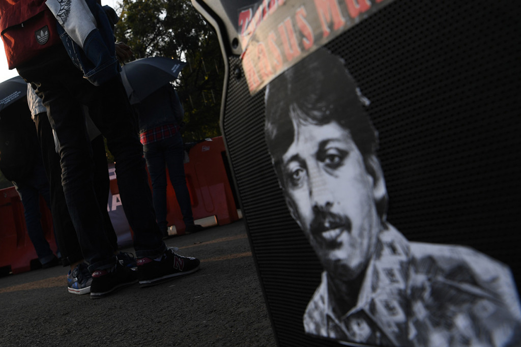 Mahasiswa dan anggota Jaringan Solidaritas Korban untuk Keadilan mengikuti aksi Kamisan ke-589 di depan Istana Merdeka, Jakarta.