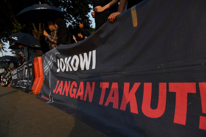 Dalam aksinya mereka meminta Presiden Joko Widodo memegang teguh komitmen untuk menyelesaikan pelanggaran HAM berat masa lalu dan menghapus impunitas sebagaimana tercantum dalam Nawacita. 