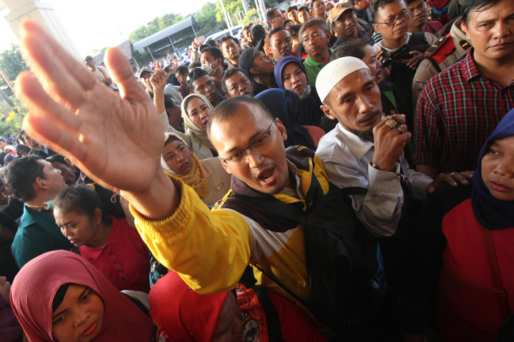 Warga berunjuk rasa di kantor Dinas Pendidikan Kota Surabaya, Jawa Timur. 