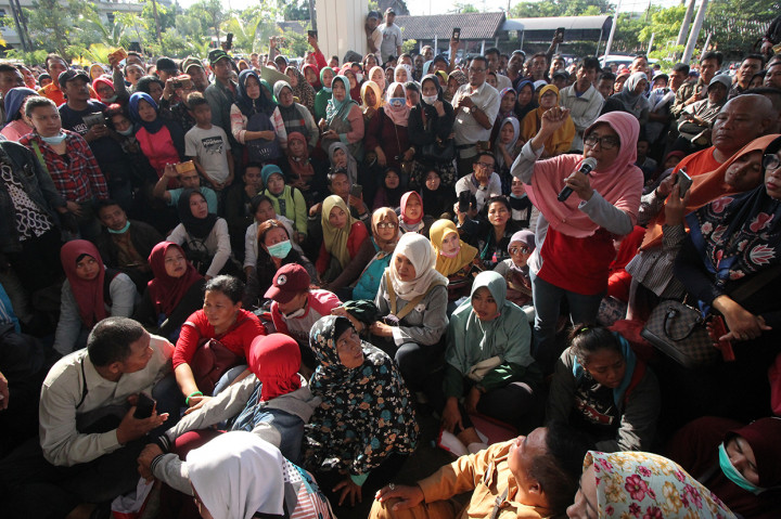 Mereka memprotes kebijakan Sistem Penerimaan Peserta Didik Baru (PPDB) berdasarkan zonasi. 