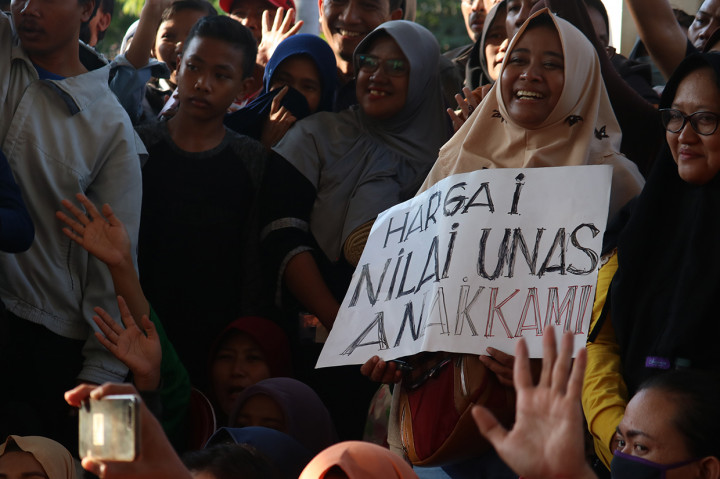 Warga juga membawa sejumlah poster, salah satunya bertuliskan 'Hargai Nilai UNAS Anak Kami'.