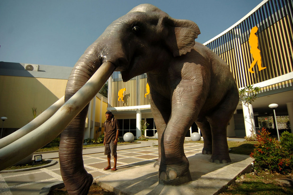 Dakri, 65, penemu fosil purbakala berada di depan Museum Situs Semedo di Desa Semedo, Kabupaten Tegal. Dakri merupakan penemu fosil purbakala pertama pada 2003 lalu. menyusul kemudian beberapa warga juga menemukan beragam fosil hewan purba, tumbuhan purba, dan juga manusia purba.