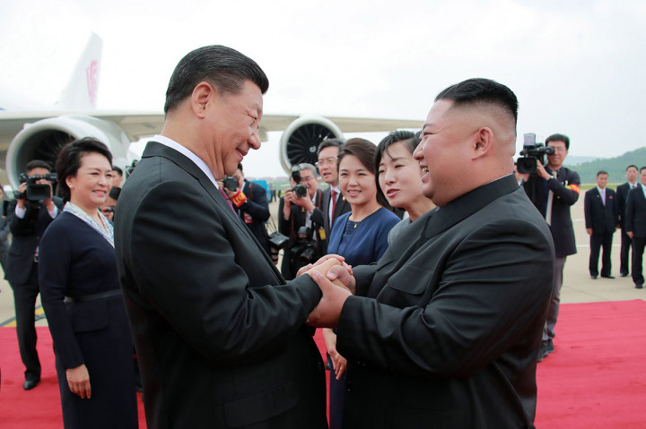 Pemimpin Korea Utara Kim Jong-ung (kanan) menyambut hangat kedatangan Presiden Tiongkok Xi Jinping di Bandara Internasional Pyongyang, Kamis, 20 Juni 2019. Dalam kunjungan dua hari ke Pyongyang Xi ditemani sang istri Peng Liyuan, Menlu Wang Yi, dan pejabat lainnya.