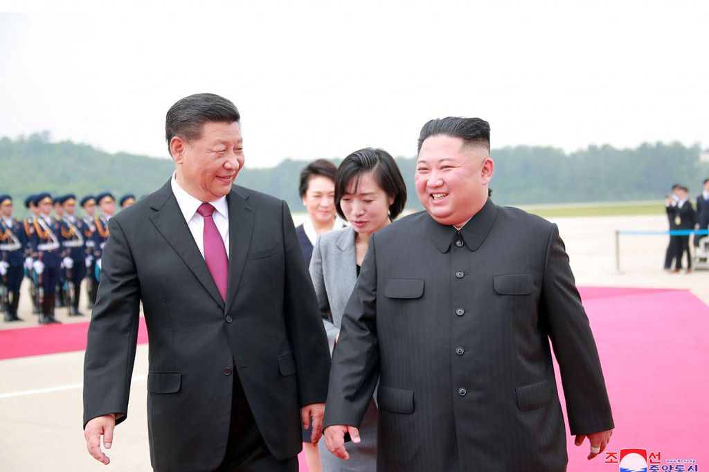 Kedatangan Presiden Xi Jinping ke Pyongyang dinilai memulai kembali aliansi baru setelah kedua pemimpin negara itu menghadapi tangtangan dari Presiden AS Donald Trump. Xi akan berada di Korea Utara selama dua hari. Itu menjadi kunjungan kenegaraan pertama pemimpin Tiongkok dalam kurun waktu 14 tahun terakhir.
