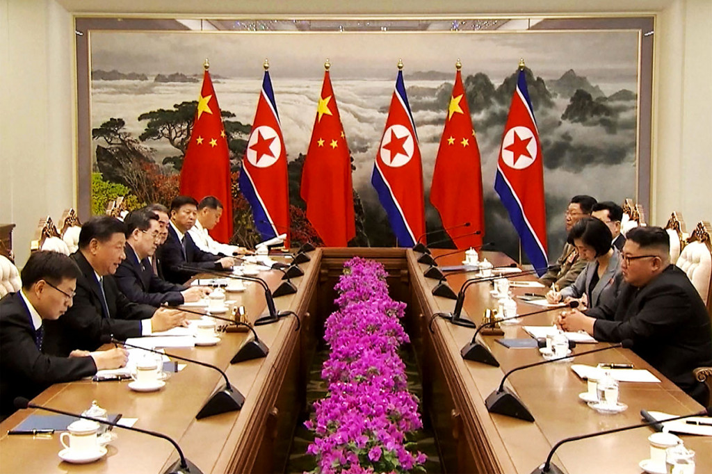 Setelah itu kedua pemimpin melanjutkan pembicaraan formal. Pertemuan tersebut kemungkinan hanya simbolik dan tidak akan melahirkan sebuah komunike bersama. Ini juga yang terjadi dalam pertemuan Kim dengan Presiden Rusia Vladimir Putin, di Vladivostok pada April lalu.