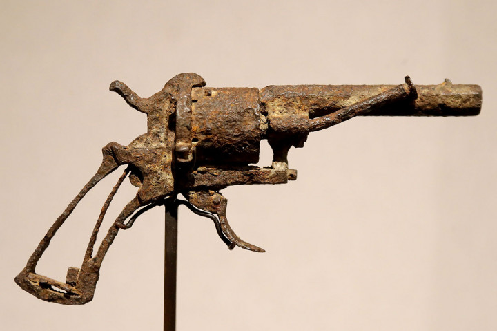 Sebuah pistol revolver yang diyakini sebagai senjata untuk bunuh diri pelukis Belanda abad ke-19 Vincent van Gogh pada 27 Juli 1890 dilelang di rumah lelang Drouot Paris, Rabu, 19 Juni 2019 waktu setempat. Pistol tersebut terjual seharga 162.500 euro ($ 182.000) atau sekitar Rp 2,6 miliar.