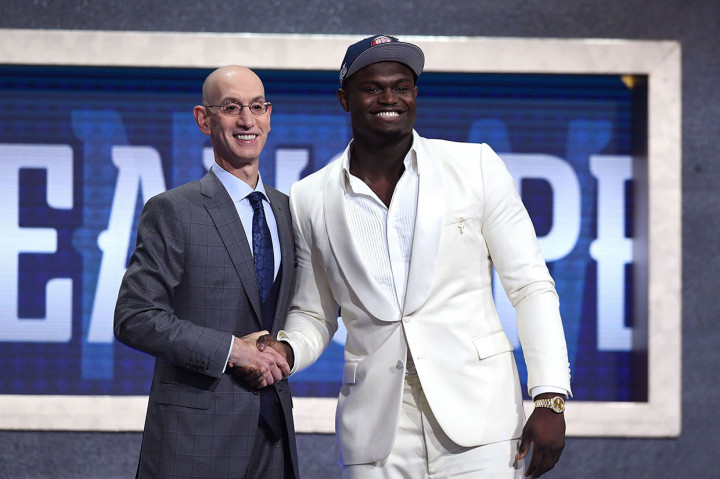 Zion Williamson berfoto bersama Komisaris NBA Adam Silver resmi menjadi rekrutan pertama NBA Draft 2019 oleh New Orleans Pelicans dalam ajang perekrutan tahunan liga basket paling bergengsi yang digelar di Barclays Center, Brooklyn, Amerika Serikat, Jumat, 21 Juni 2019 pagi WIB. 