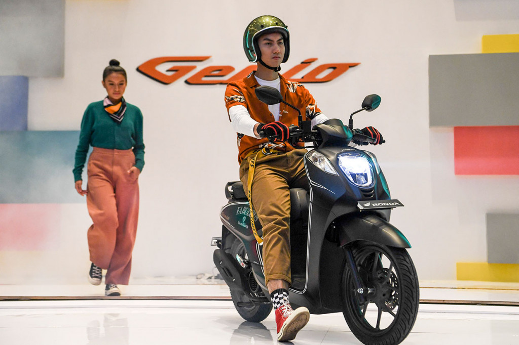 Model berpose di atas motor Honda Genio saat diluncurkan di Jakarta, Jumat, 21 Juni 2019. 