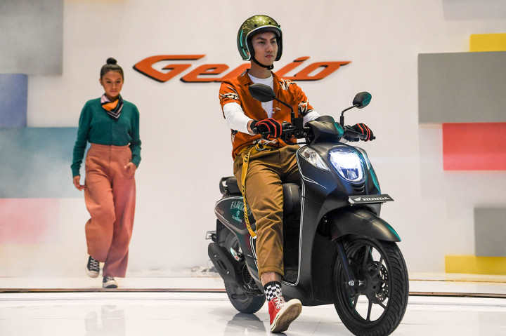 Model berpose di atas motor Honda Genio saat diluncurkan di Jakarta, Jumat, 21 Juni 2019. 
