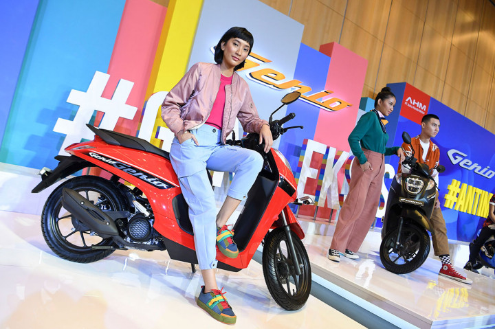 Honda Genio yang menggendong mesin 110 cc dipasarkan dengan dua tipe yaitu CBS dan CBS-ISS dengan total 11 varian warna.