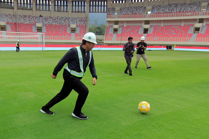 Menpora Imam Nahrawi bermain bola saat menjajal rumput lapangan Stadion Papua Bangkit, Kampung Harapan, Jayapura, Papua, Jumat, 21 Juni 2019. 