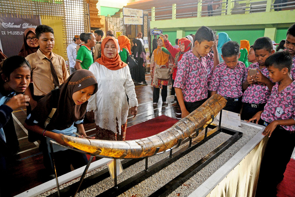Pelajar mengamati fosil gading gajah purba (Stegodon trigonochepalus) yang ditampilkan pada Pameran Keliling Museum Ranggawarsita di GOR Bung Karno, Kudus, Jawa Tengah, Jumat, 21 Juni 2019 2019.
