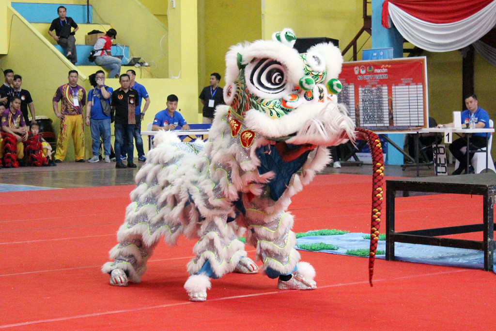 Peserta dari Republik Rakyat Tiongkok tengah memperlihatkan kepiawaiannya pada Pontianak Lion Dance International Championship 2019 di GOR Perbasi Pontianak, Kalimantan Barat, Jumat, 21 Juni 2019.