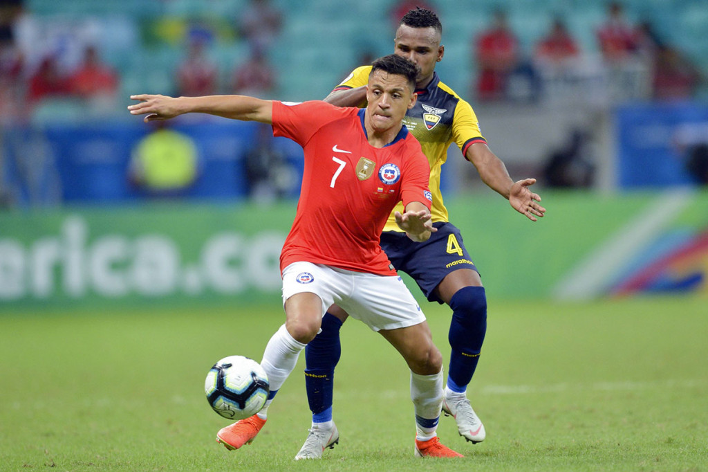 Chile menguasai jalannya pertandingan dari awal laga. Alexis Sanchez dan kawan-kawan beberapa kali melakukan tusukan ke area pertahanan Ekuador.