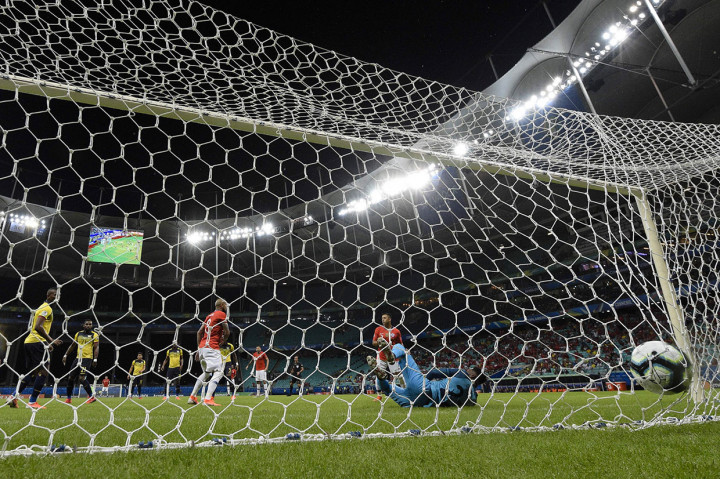 Dan pada menit ke-8 Chile akhirnya berhasil membuka keunggulan lewat sepakan keras Jose Pedro Fuenzalida dari dalam kotak penalti.