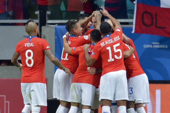 Jose Pedro Fuenzalida melakukan selebrasi bersama rekan-rekan setimnya usai menjebol gawang Alexander Dominguez.