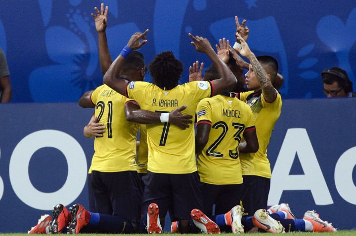 Selebrasi para pemain Ekuador usai menyamakan kedudukan menjadi 1-1.
