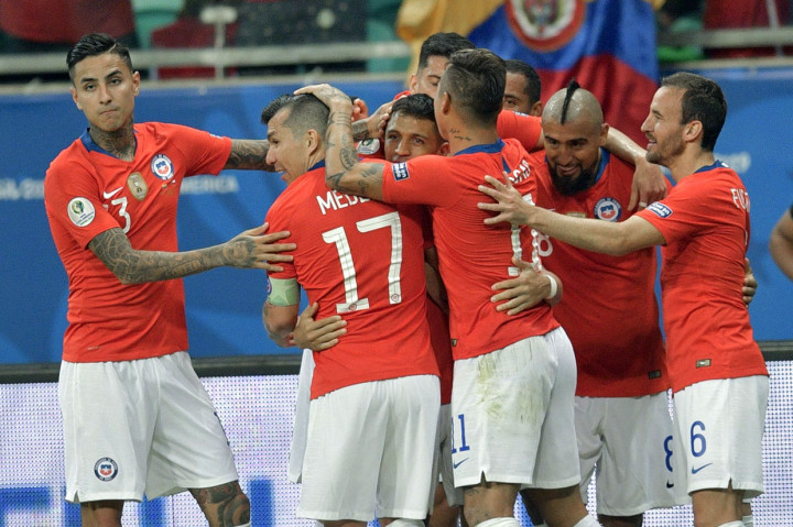 Alexis Sanchez melakukan selebrasi bersama rekan-rekan setimnya usai membawa Chile unggul 2-1.
