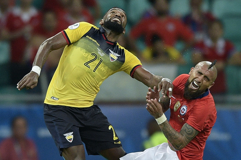 Dalam keadaan tertinggal Ekuador justru harus bermain dengan 10 orang setelah Gabriel Achilier diganjar kartu merah setelah menyikut Arturo Vidal pada menit ke-90.