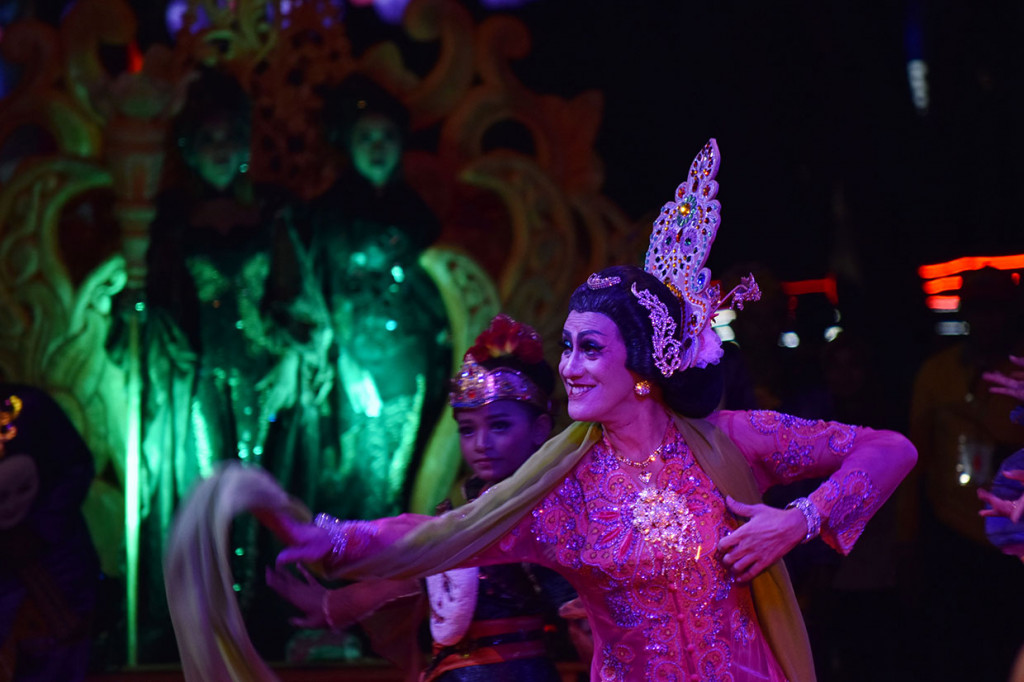 Seniman serba bisa Didik Nini Thowok mengikuti 'Charismatic Night Carnival' di Kota Madiun, Jawa Timur, Jumat, 21 Juni 2019 malam.