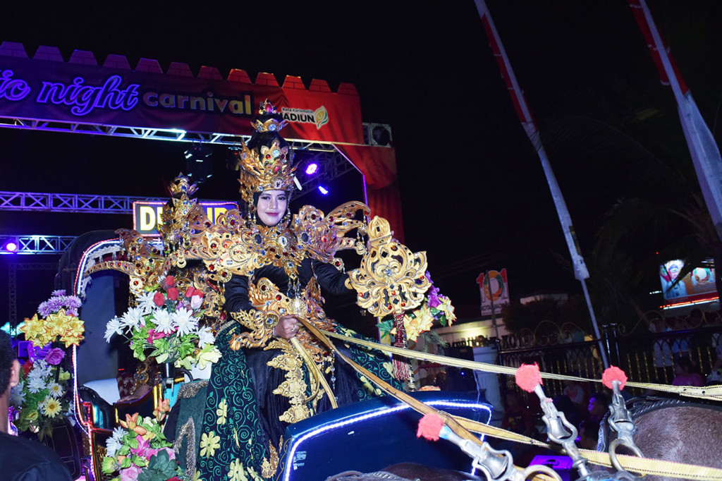 Karnaval dengan tema 'Harmoni Nusantara' yang digelar menyusuri sepanjang jalan protokol Kota Madiun tersebut menyedot perhatian ribuan warga. Penampilan peserta sering kali mendapat tekuk tangan dari ribuan penonton.