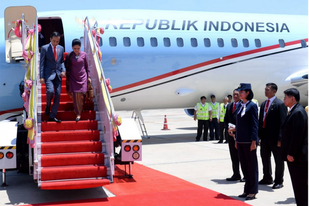 Presiden Jokowi didampingi Ibu Negara Iriana Joko Widodo turun dari Pesawat Kepresidenan saat tiba di Bandara Militer Don Mueang, Bangkok, Thailand, Sabtu, 22 Juni 2019. Biro Pers Setpres/Bey Machmudin