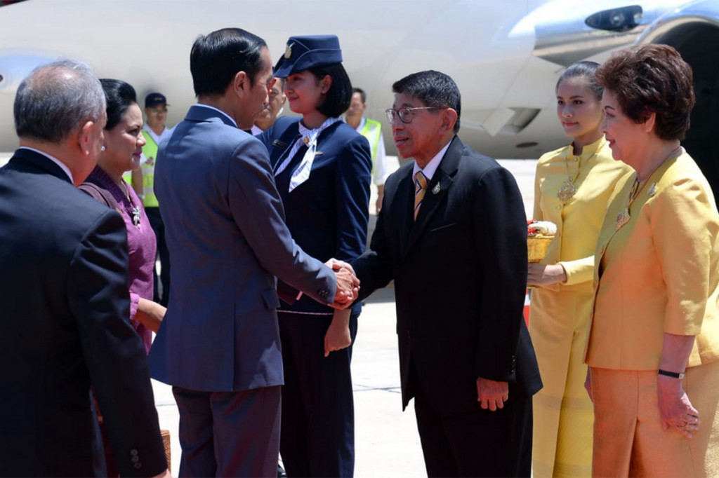 Jokowi dan Ibu Iriana disambut Deputi Perdana Menteri Thailand Urusan Legal Wissanu Krea-ngam dan Duta Besar Indonesia untuk Thailand Ahmad Rusdi. Biro Pers Setpres/Bey Machmudin