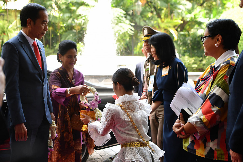 Sementara itu, Menteri Luar Negeri Retno Marsudi dan Menteri Perdagangan Enggartiasto Lukita menyambut Presiden dan Ibu Iriana di lobi The Athenee Hotel, Hotel Luxury Collection, tempat menginap selama berada di Bangkok. Antara/Puspa Perwitasari