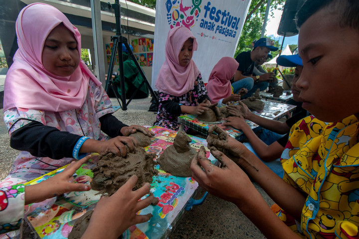 Sejumlah anak korban bencana membuat patung dari tanah liat pada Festival Anak Palu, Sigi, dan Donggala (Pasigala) di Palu, Sulawesi Tengah, Sabtu, 22 Juni 2019.