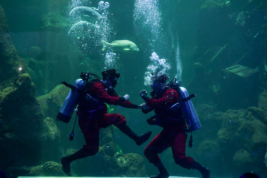 Selain Ondel-Ondel, Ancol Taman Impian juga menggelar pertunjukan pencak silat di dalam air di akuarium utama SeaWorld.
