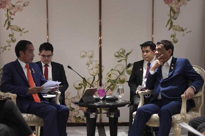 Presiden Joko Widodo (kiri) berbincang dengan Presiden Filipina Rodrigo Duterte (kanan) saat pertemuan bilateral Indonesia-Filipina disela-sela KTT ASEAN ke-34 di Bangkok, Thailand.