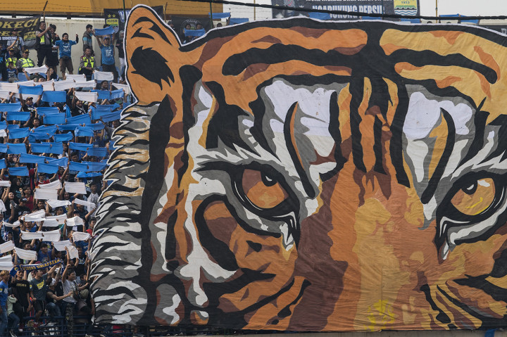 Pendukung Persib Bandung memberikan dukungan saat pertandingan Sepak Bola Liga 1 2019 antara Persib Bandung dengan Madura United di Stadion Si Jalak Harupat, Kabupaten Bandung, Jawa Barat.