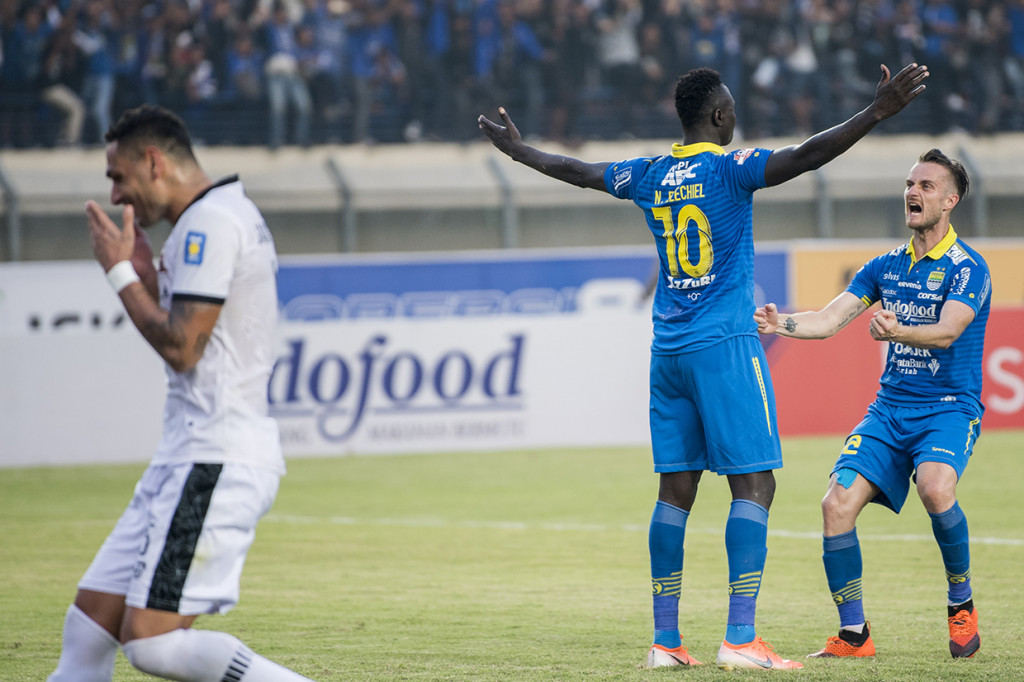 Persib sempat unggul 1-0 berkat gol penalti Ezechiel Ndouassel pada menit ke-79. Madura United berhasil menyamakan skor 1-1 berkat Zulfiandi pada menit 89.