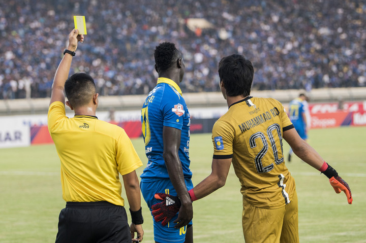 Ezechiel mendapatkan kartu kuning pada menit ke-71 karena dianggap melakukan diving di dalam kotak penalti. 