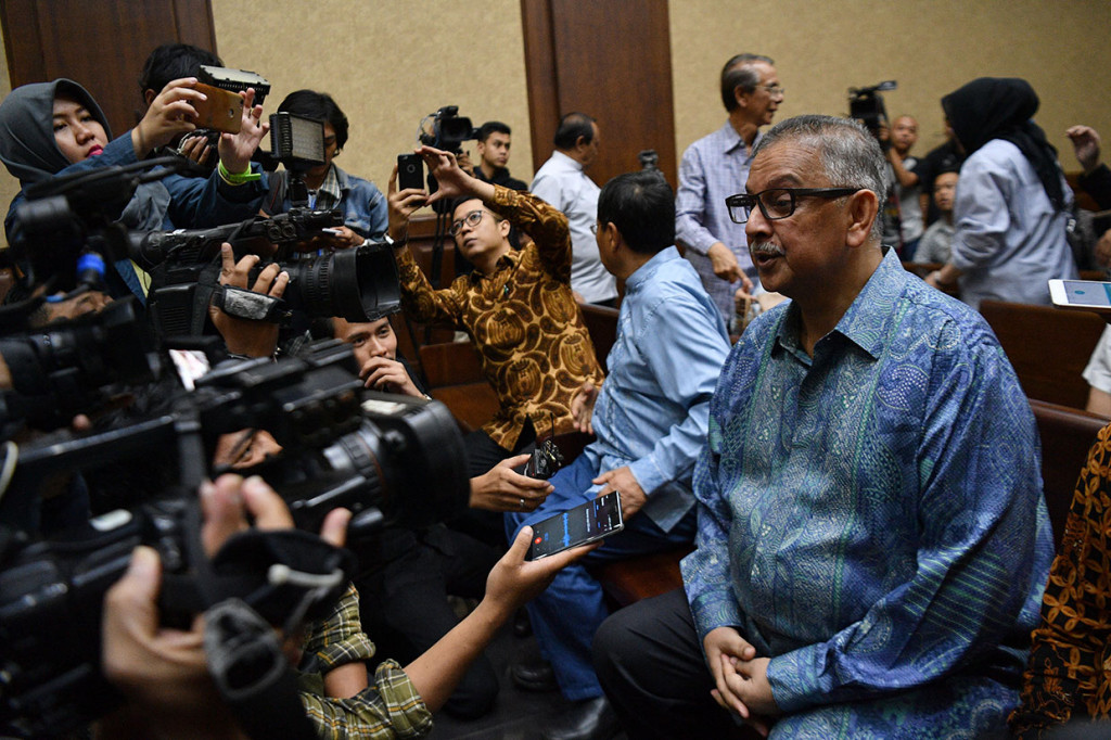 Menurut jaksa, Sofyan memfasilitasi pertemuan antara Eni, Idrus dan Kotjo selaku pemegang saham Blackgold Natural Resources Limited dengan jajaran direksi PT PLN.
