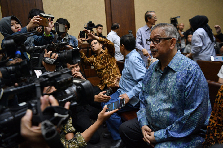 Menurut jaksa, Sofyan memfasilitasi pertemuan antara Eni, Idrus dan Kotjo selaku pemegang saham Blackgold Natural Resources Limited dengan jajaran direksi PT PLN.
