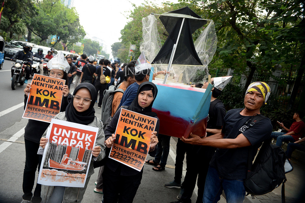 Mahasiswa yang tergabung dalam Badan Eksekutif Mahasiswa Universitas Indonesia (BEM UI) menggelar aksi unjuk rasa damai mengkiritik inkonsistensi Gubernur DKI Jakarrta Anies Baswedan terkait reklamasi di depan Gedung Balaikota, Jakarta.
