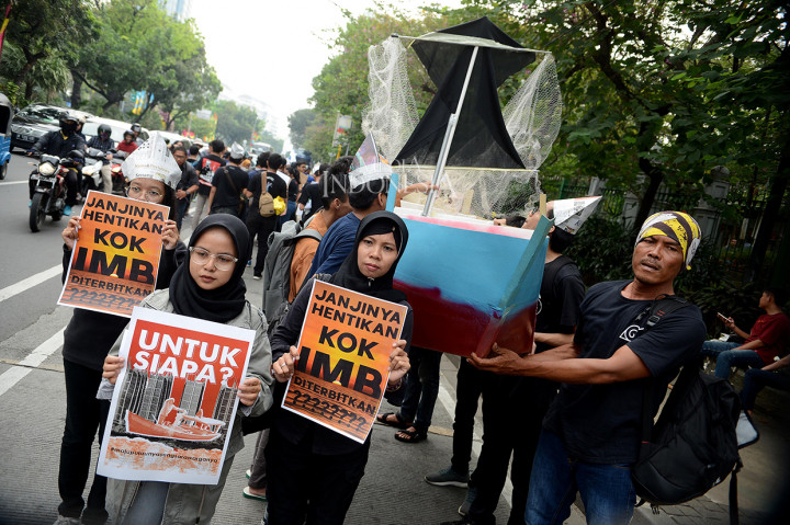 Mahasiswa yang tergabung dalam Badan Eksekutif Mahasiswa Universitas Indonesia (BEM UI) menggelar aksi unjuk rasa damai mengkiritik inkonsistensi Gubernur DKI Jakarrta Anies Baswedan terkait reklamasi di depan Gedung Balaikota, Jakarta.