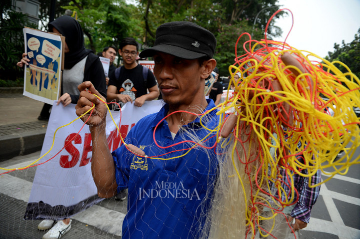 Pemberian IMB untuk pulau reklamasi C dianggap langkah mundur Pemprov DKI.