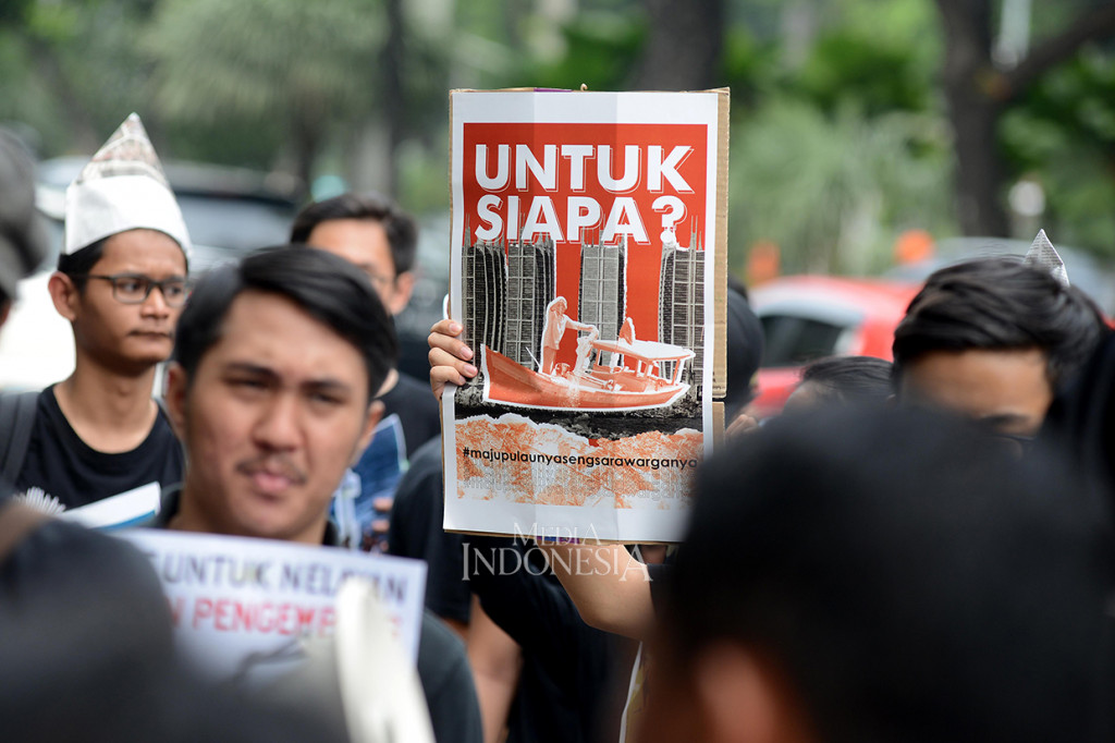 Sebagai aksi protes dari kebijakan tersebut, mahasiswa yang tergabung dalam BEM UI menggelar aksi jalan mundur di Patung Kuda Arjuna Wiwaha. Aksi bertemakan Aksi Jalan Mundur: Maju Pulaunya Sengsara Rakyatnya diikuti 3 perwakilan nelayan dan beberapa BEM Universitas Sejabodetabek.
