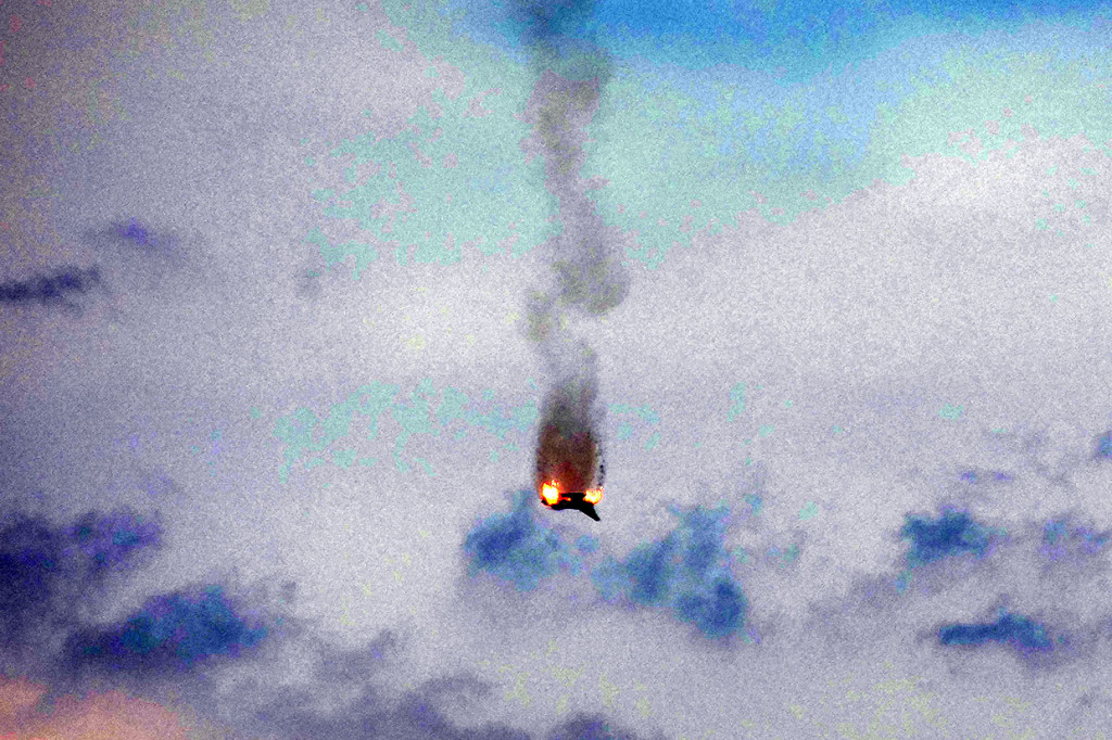 Sebuah pesawat dari tipe 'Eurofighter' milik pasukan bersenjata Jerman jatuh dan terbakar setelah bertabrakan dengan pesawat tempur lainnya di langit di atas Malchow, Senin, 24 Juni 2019.